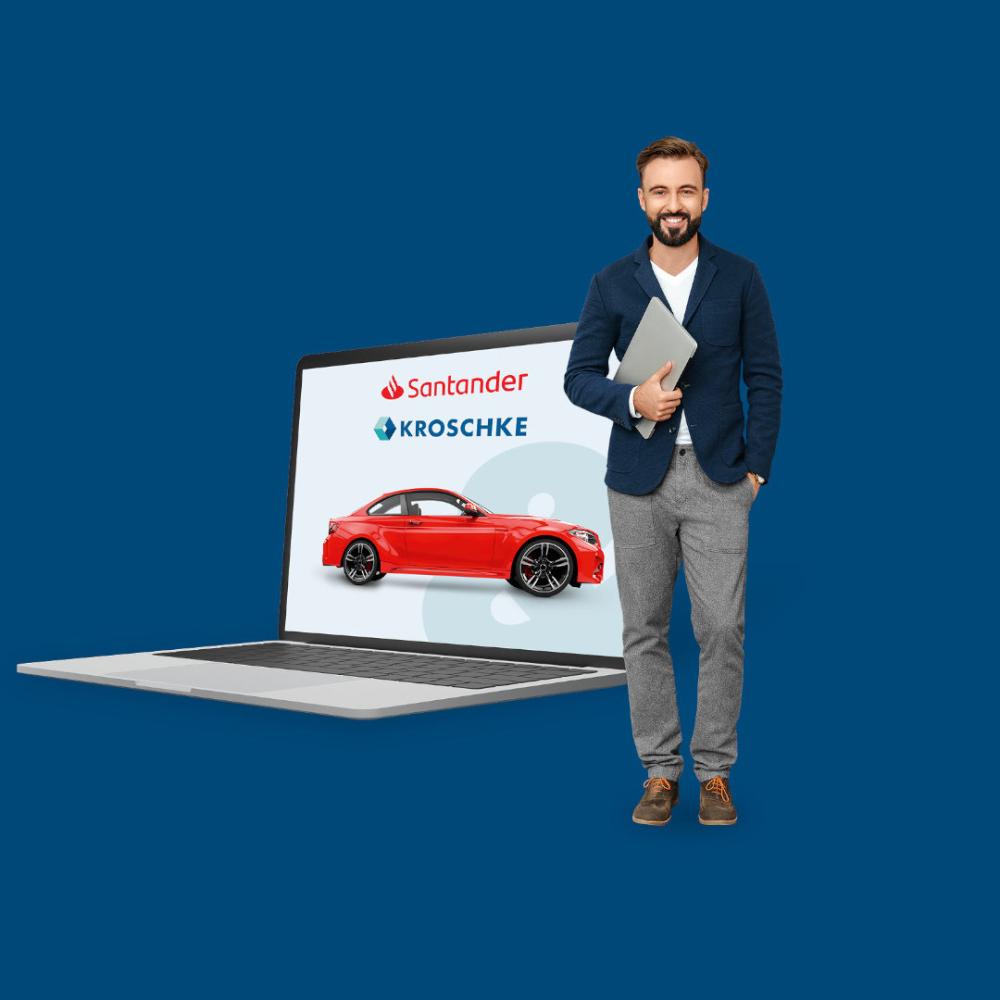 Ein Mann steht l&auml;chelnd an einem Laptop mit einem Santander x Kroschke Logo und einem roten Sportwagen.